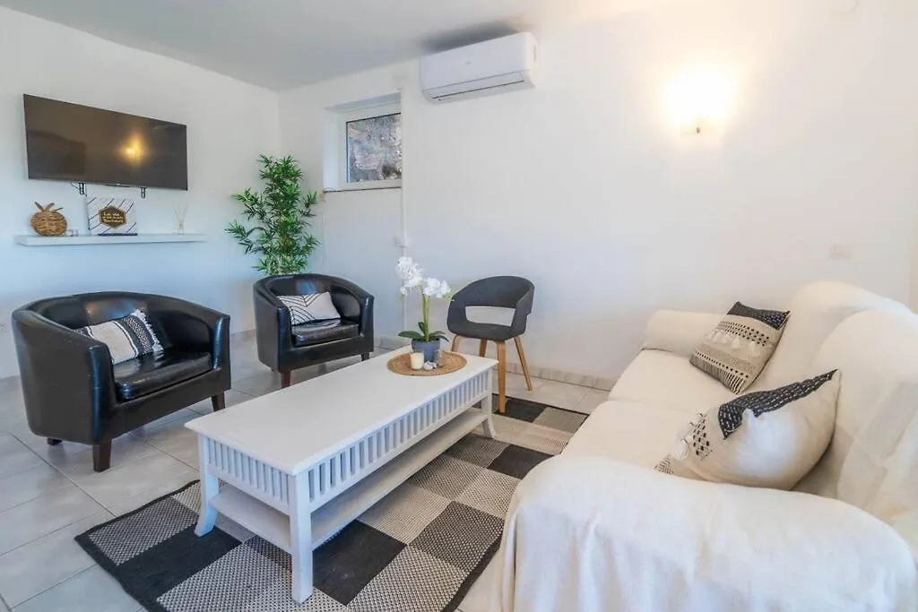 Apartment La Maison Snoopy, 6-8 Persons, Near Beach, Seaview Lloret de Mar